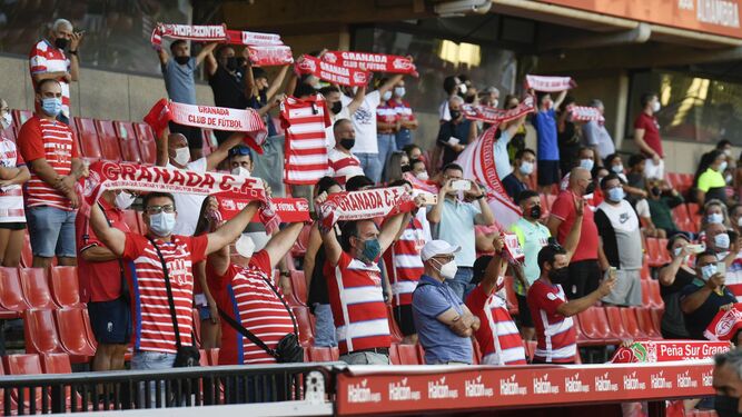 La afición del Granada CF, durante el himno.