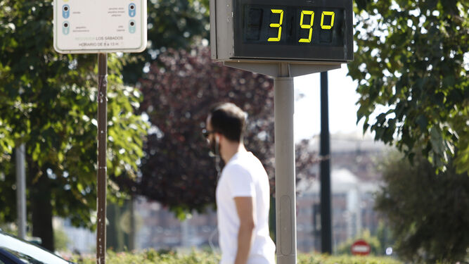 Un termómetro urbano de Granada muestra una temperatura alta.