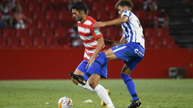 Jorge Molina protege el balón en el amistoso ante el Málaga
