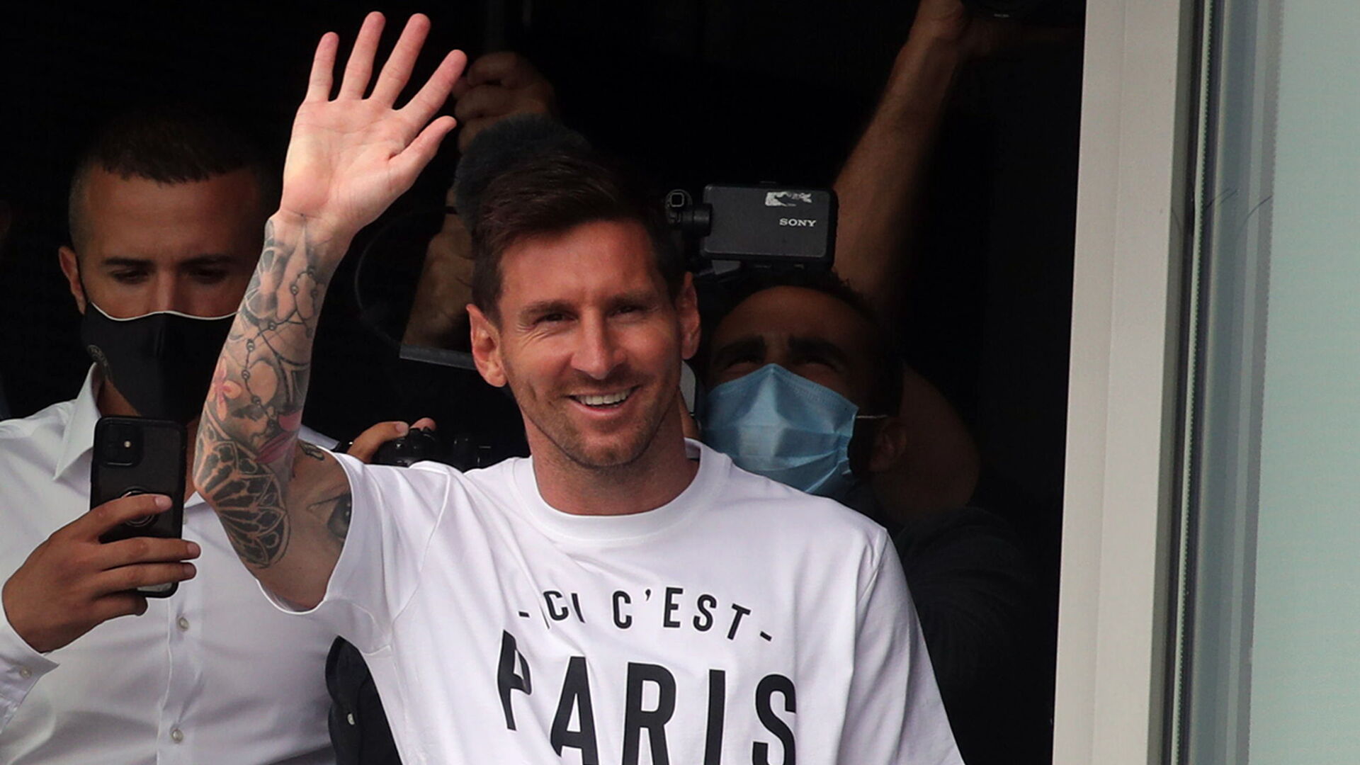 Galer&iacute;a: Messi, de la seriedad en Barcelona a la euforia en Par&iacute;s