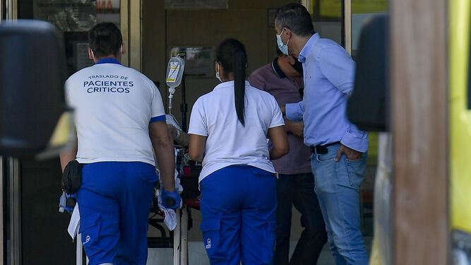 Acceso a Urgencias del hospital de Granada.