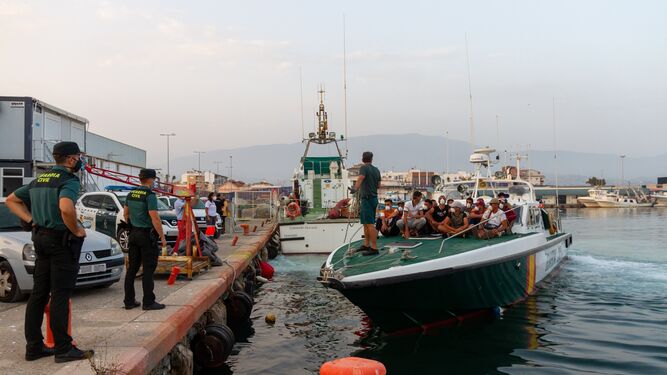 Costa de Granada: Interceptan una patera con 17 personas cerca del faro Sacratif