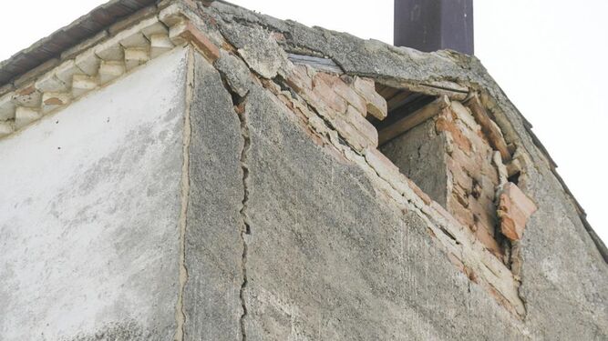 Desprendimiento y grieta en el muro de una casa deshabitada de la calle Rufino de Santa Fe por el terremoto de este jueves.