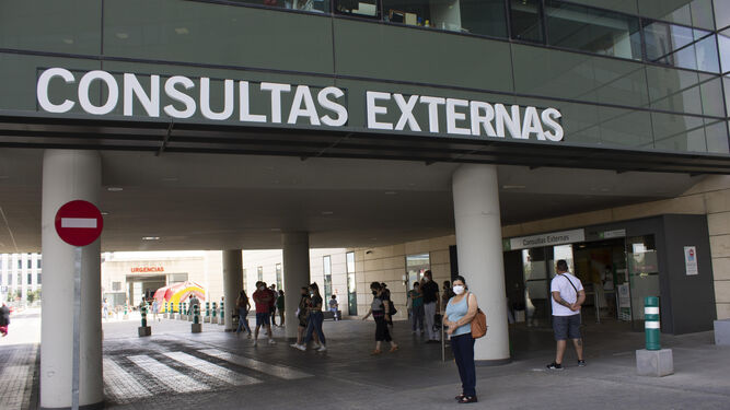 Imagen de pacientes a las puertas de un centro hospitalario de Granada.
