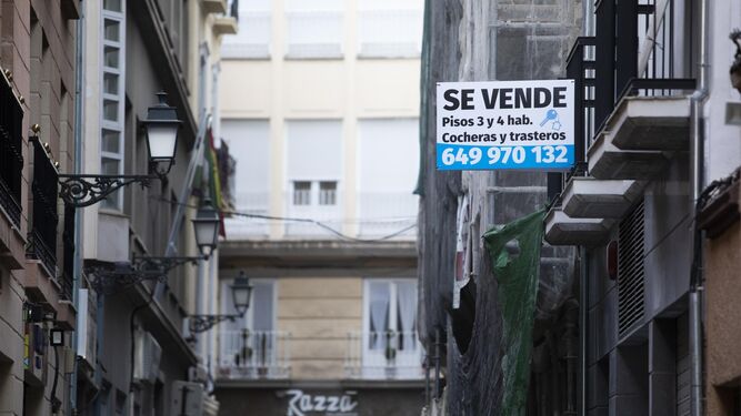 Un cartel de 'Se vende' en un piso de Granada capital.