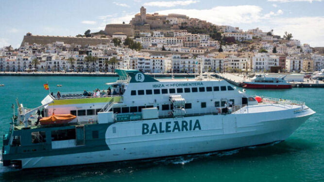 Ferry de Baleària como el que arrolló al barco