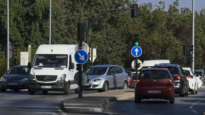 Tráfico de vehículos en una calle de Granada capital
