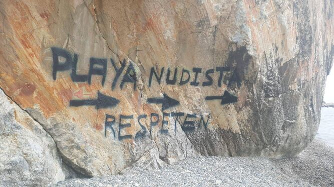 Aparecen pintadas en el enclave naturista de la playa de Cantarriján