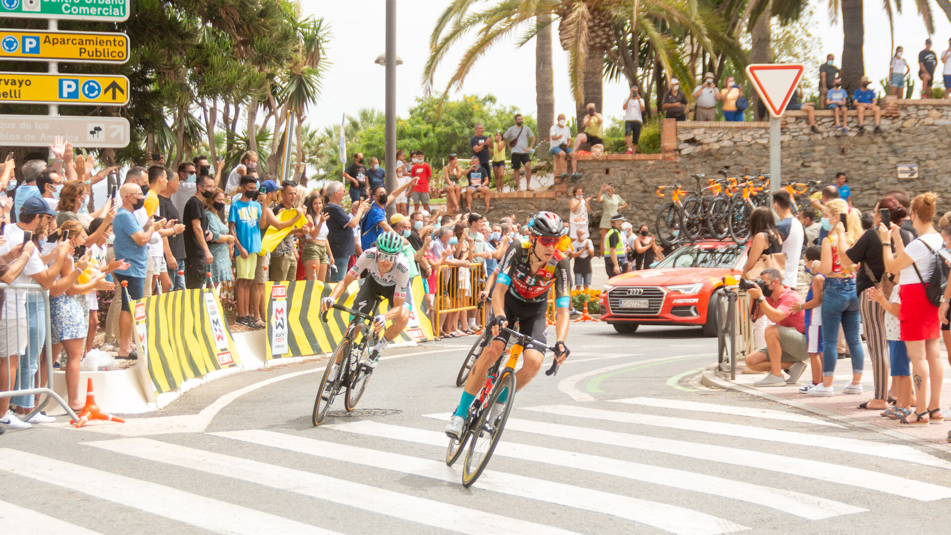 Gran ambiente en la costa granadina con el paso de la Vuelta Ciclista a Espa&ntilde;a