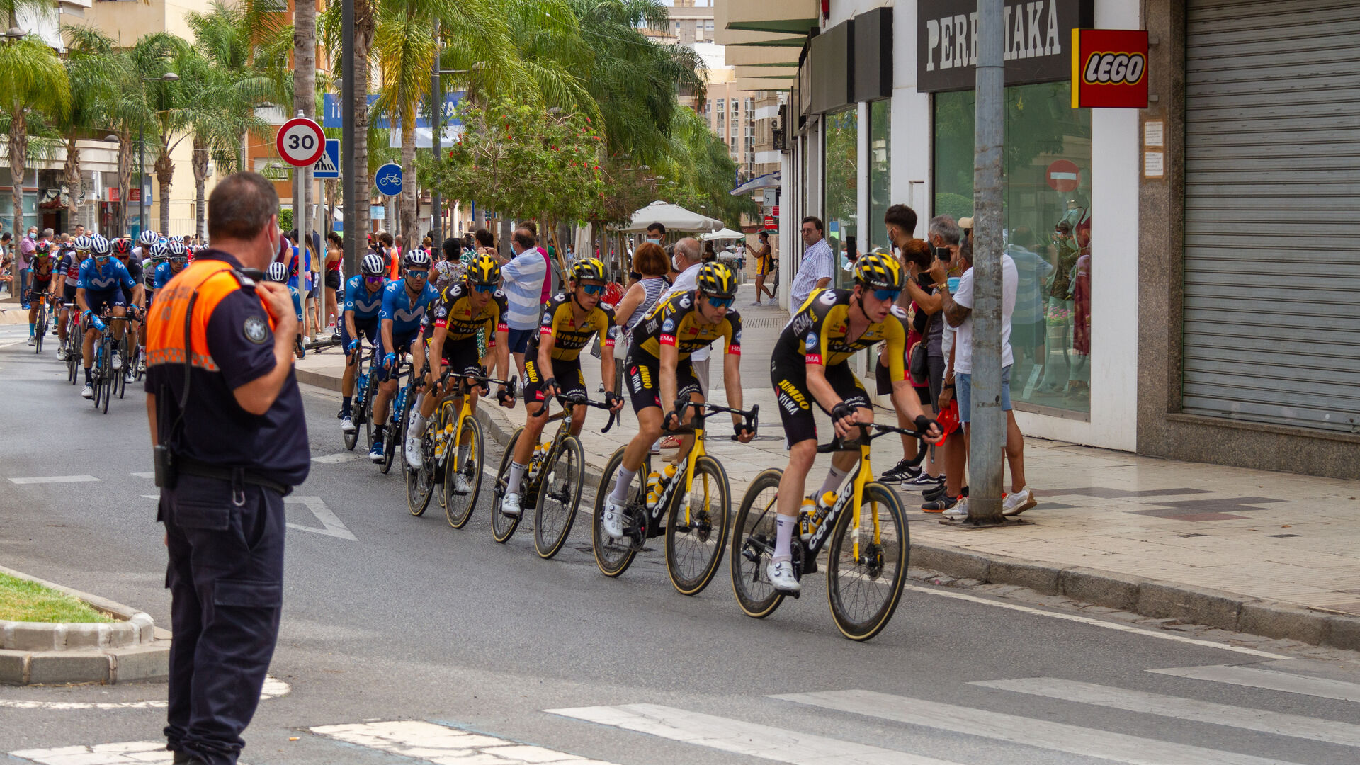 Gran ambiente en la costa granadina con el paso de la Vuelta Ciclista a Espa&ntilde;a