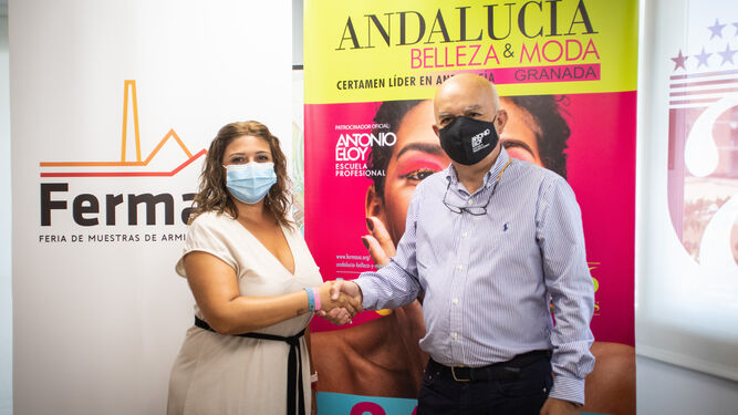 Firma del convenio entre la presidenta de Fermasa y alcaldesa de Armilla, Loli Cañavate, y el propio Antonio Eloy, director del centro.