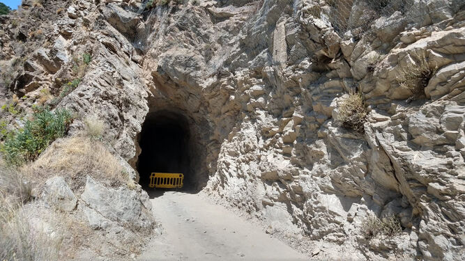 El túnel del sendero del tranvía de Güejar Sierra