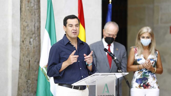 Juan Manuel Moreno Bonilla durante su intervención en el patio del Museo de Málaga.