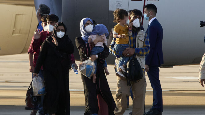 Refugiados afganos a su llegada a Torrejón de Ardoz.