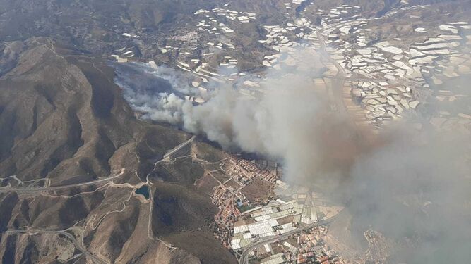 Imagen del incendio facilitada por el Infoca