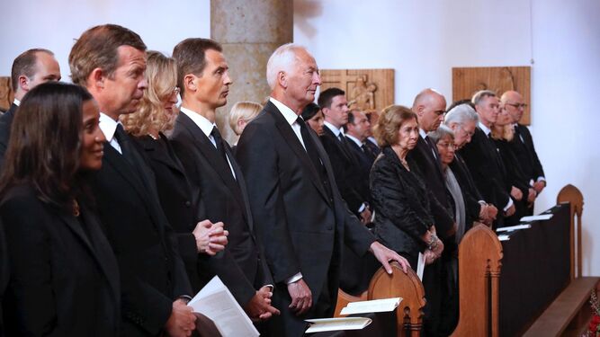 La reina Sofía, sentada junto a la familia de Marie de Liechtenstein, en su funeral este sábado.