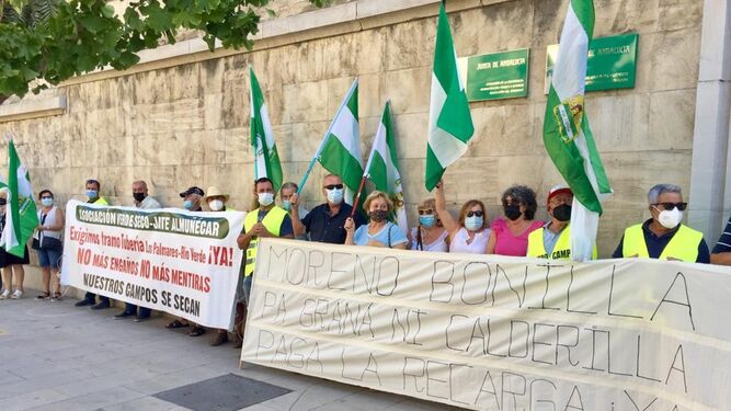 Los agricultores de la Costa de Granada exigen a la Junta una solución al pago de la recarga del acuífero