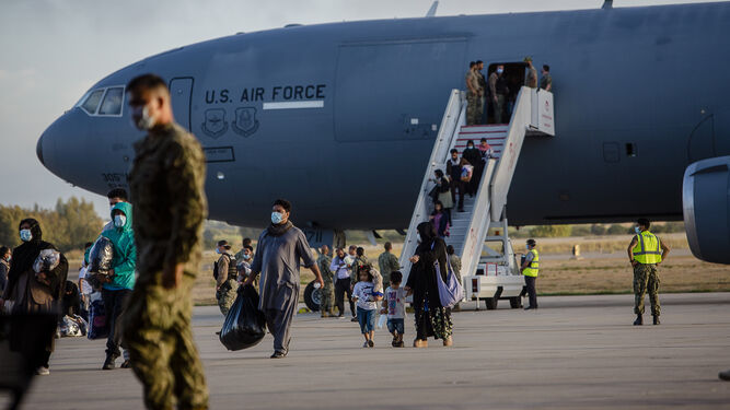 Refugiados  afganos  a su llegada a la base militar de Rota hace unos días