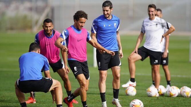 Varios jugadores del Granada en un entrenamiento de la pasada semana