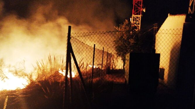 El fuego declarado en San Gabriel, en la carretera de El Fargue, cerca de unas antenas.