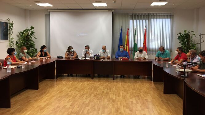 Un momento de la reunión entre Diputación y los representantes de los municipios del Poniente.