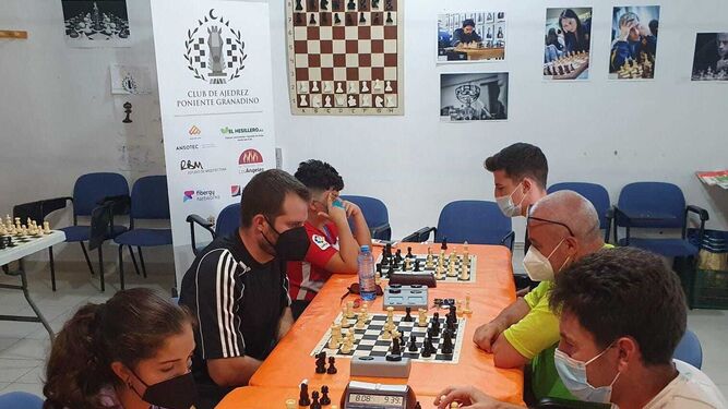 Gambito de dama en Granada: ajedrecistas 'streamers' y partidas con 25 personas a la vez