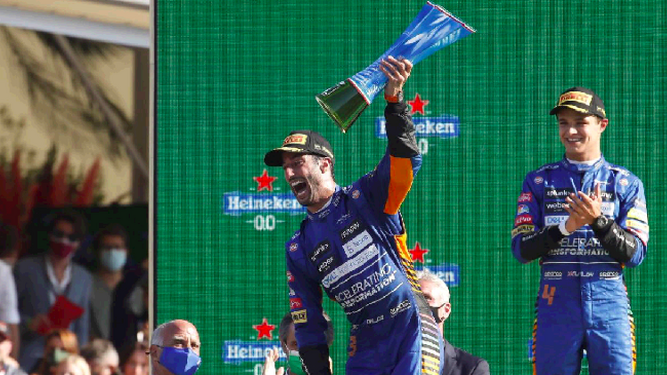 Ricciardo celebra su victoria en el podio.