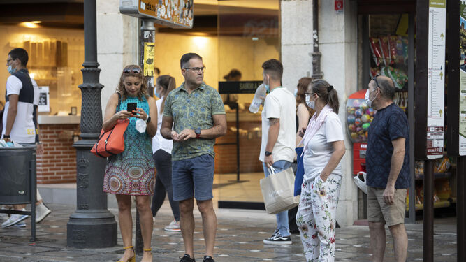 Visitantes y turistas por el Centro de Granada capital.