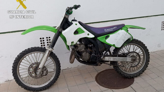 Una de las dos motos recuperadas en Almuñécar.