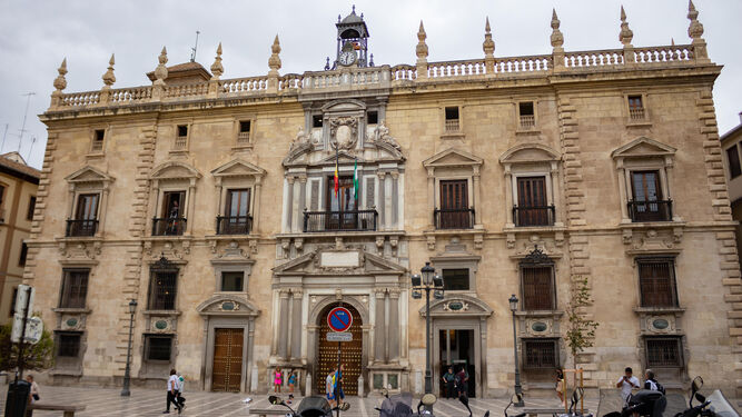 La fachada de la Audiencia Provincial de Granada y sede del TSJA.