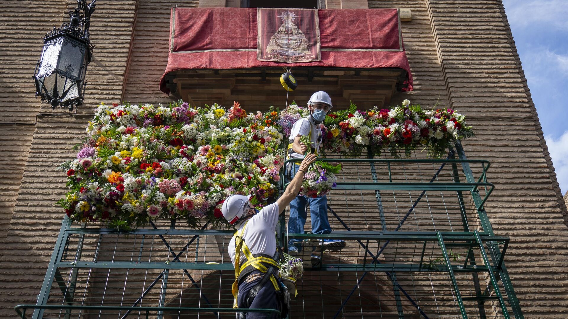 Fotos: Ofrenda Floral Virgen de las Angustias Granada 2021