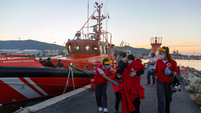 Rescatan una patera con 15 personas, entre ellos un bebé, en la costa de Granada