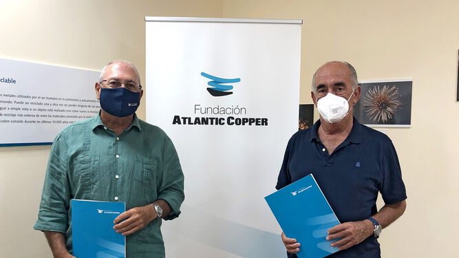 Un momento de la firma del convenio entre Atlantic Copper y Aspacehu.