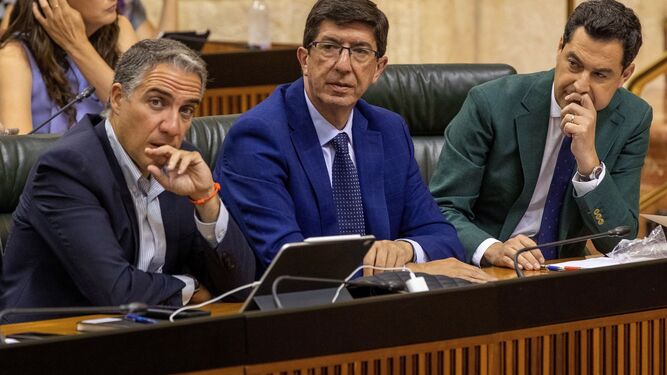 Elías Bendodo, Juan Marín y Juanma Moreno, en el Parlamento andaluz.