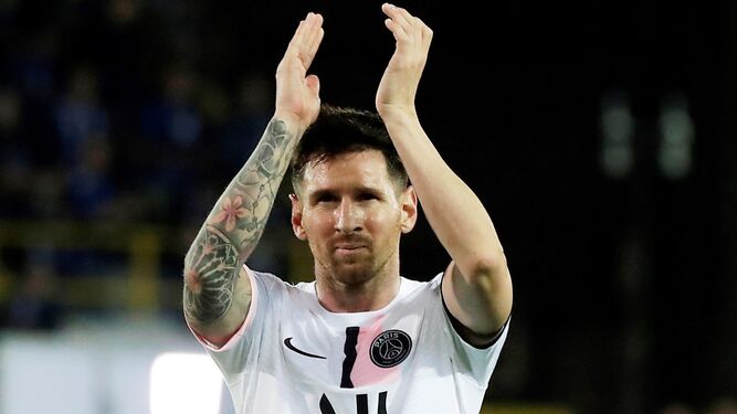 Leo Messi aplaude tras la finalización del partido de la Liga de Campeones ante el Brujas