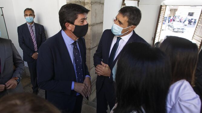 Juan Marín dialoga con Pedro Fernández, delegado del Gobierno en Andalucía