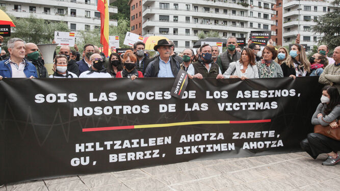 Varias personas participan en una concentración en desagravio a las víctimas de ETA en Mondragón.