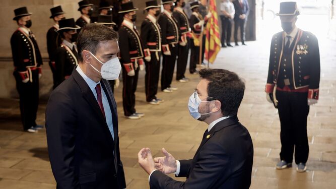 El presidente de la Generalitat, Pere Aragonès, recibe al presidente del Gobierno, Pedro Sánchez, a su llegada al Palau de la Generalitat el miércoles.