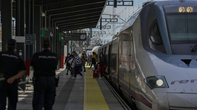 Un tren AVE a su llegada a Granada