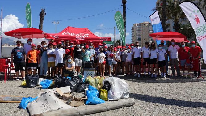 Posado de todos los participantes en la jornada ante los 126 kilos de residuos recogidos