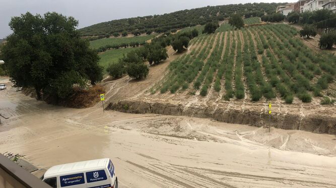 La tormenta de agua y granizo en la provincia de Granada desborda un río, arrastra vehículos y obliga a cortar carreteras