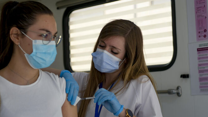 Una enfermera vacuna a una universitaria en Fuentenueva