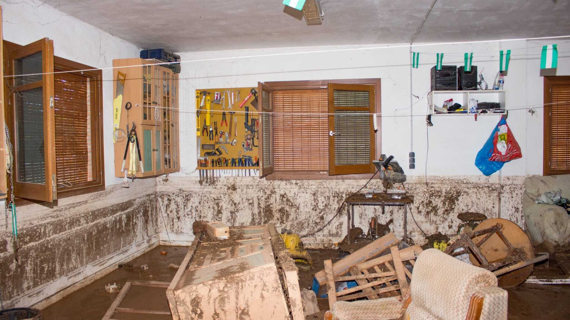 Fotos: la familia que tuvo que salir de su casa buceando por la tormenta en Granada