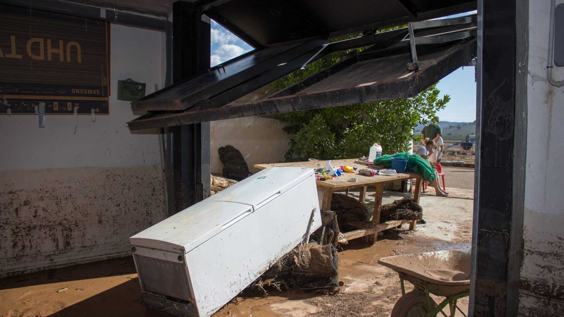 Fotos: la familia que tuvo que salir de su casa buceando por la tormenta en Granada