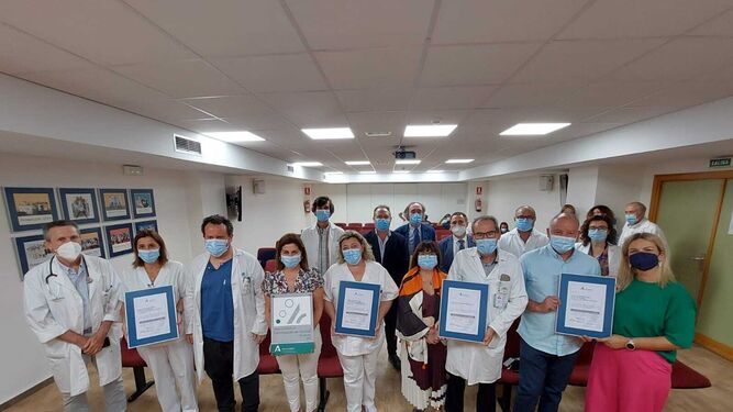 Representantes del Área de Gestión Sanitaria Sur de Granada tras recibir la certificación de la calidad de su gestión.