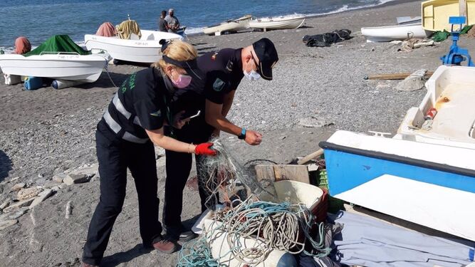 Operación contra la pesca furtiva en la costa de Granada: decomisan 2.200 kilos de redes y varias embarcaciones
