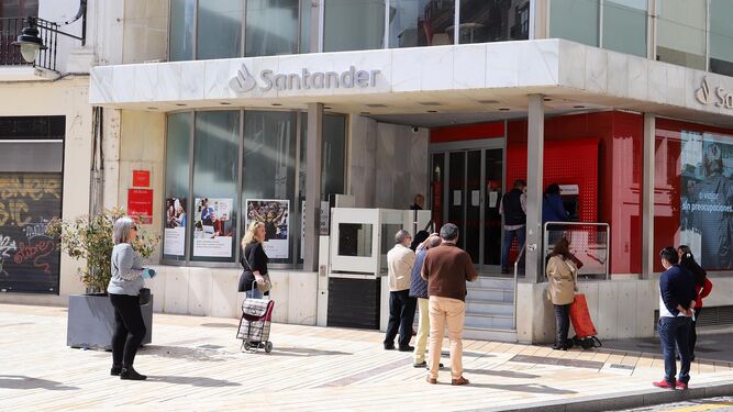 Una sucursal del banco Santander en Huelva.