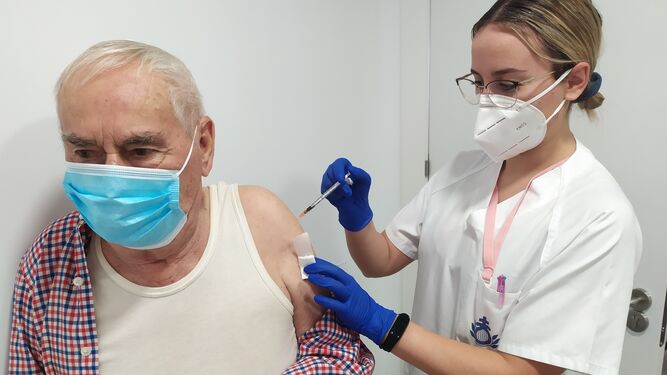 Uno de los mayores de la Residencia San Juan de Dios recibe la tercera dosis de la vacuna frente al Covid-19.