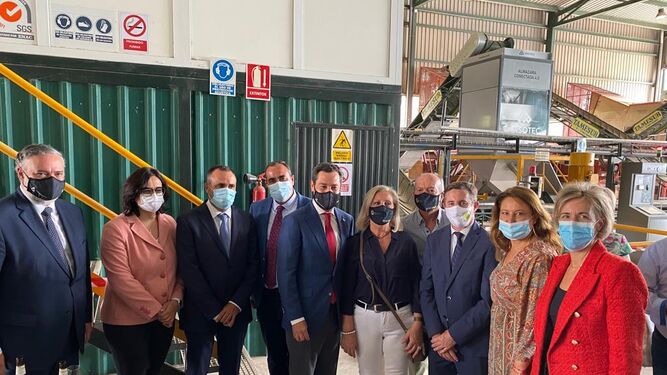 Juanma Moreno inaugura las nuevas instalaciones de la cooperativa olivarera San Sebastián en Granada