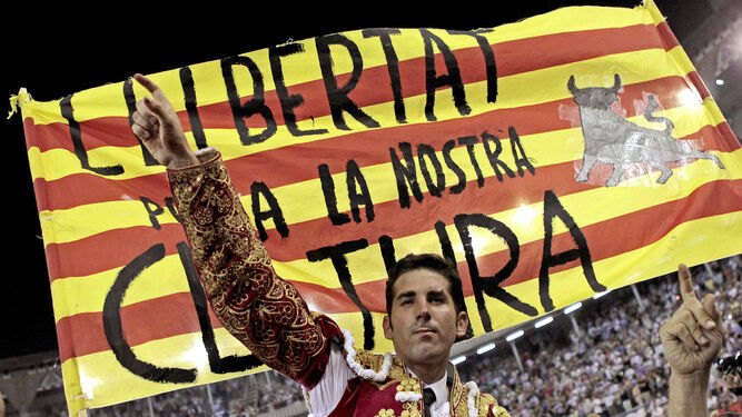 Serafín Marín sale a hombros junto a una bandera catalana.